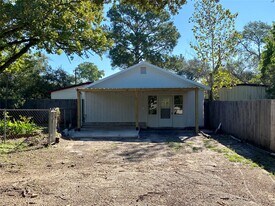 319 N Cochran St in Bellville, TX - Building Photo