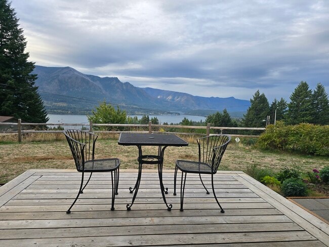 320 NE Wisteria Way in Stevenson, WA - Building Photo - Building Photo