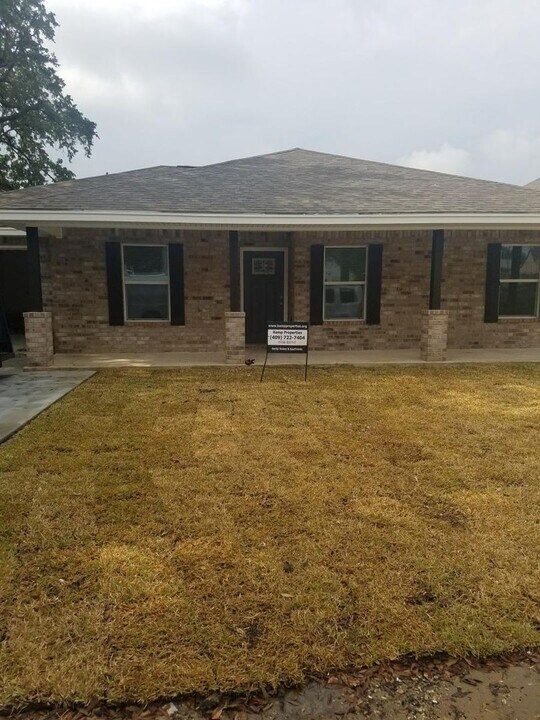 124 S 14th St in Nederland, TX - Building Photo