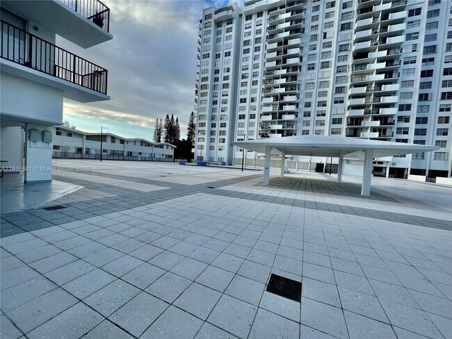2750 NE 183rd St in Aventura, FL - Building Photo - Building Photo