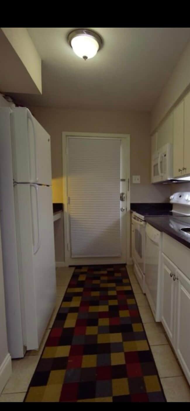 7725 Meadow Park Dr, Unit 106 in Dallas, TX - Foto de edificio - Building Photo