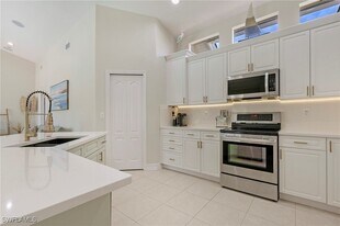 1020 Tivoli Ln in Naples, FL - Building Photo