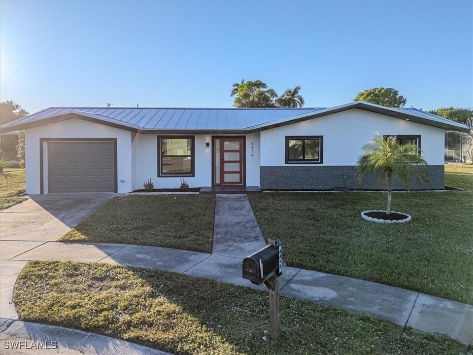 4419 N Bay Cir in North Fort Myers, FL - Building Photo