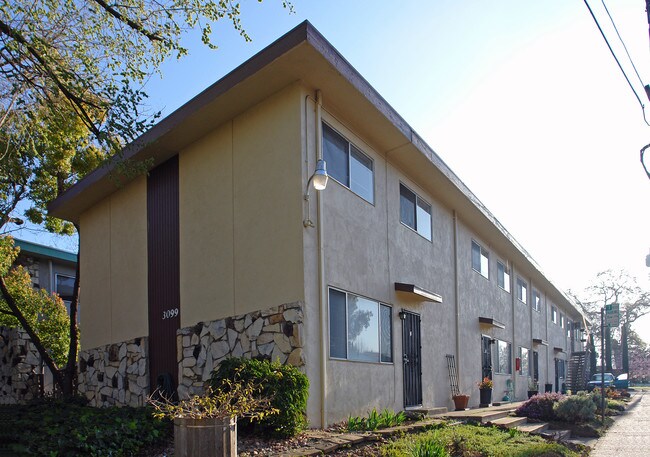 3099 Freeport Blvd in Sacramento, CA - Foto de edificio - Building Photo