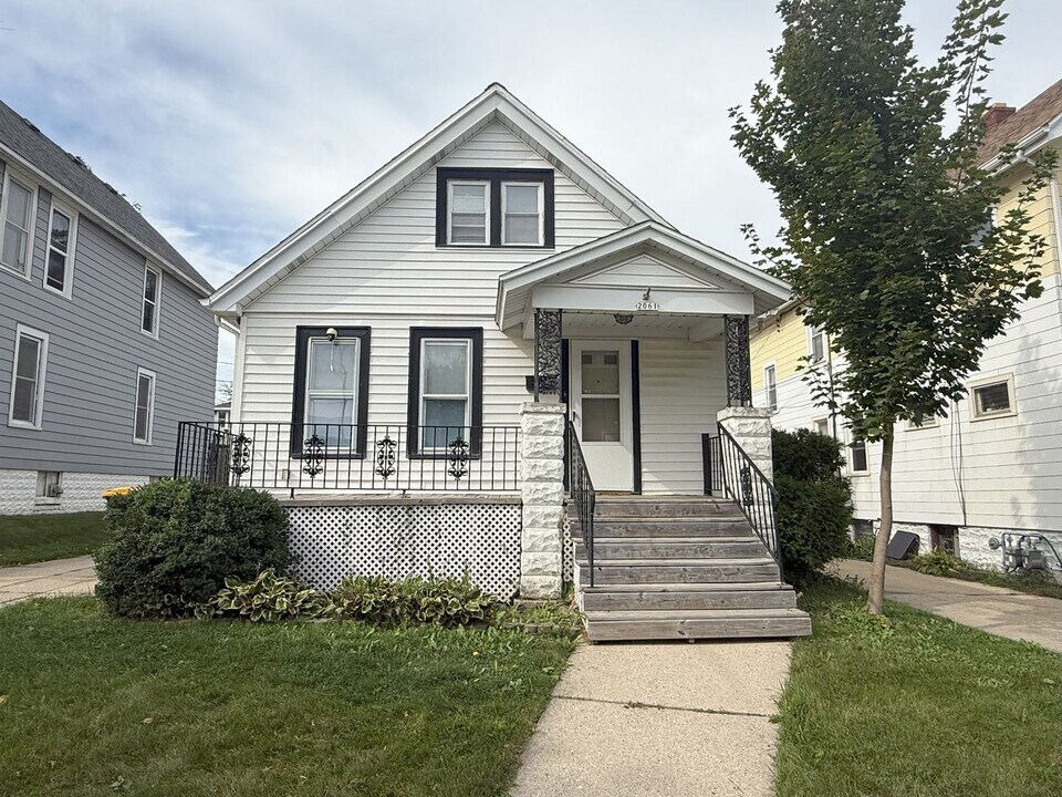 2061 S 83rd St in West Allis, WI - Building Photo