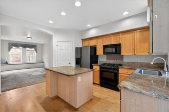 5889 NE Alder St in Hillsboro, OR - Building Photo - Building Photo