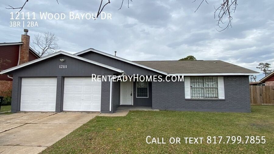 12111 Wood Bayou Dr in Houston, TX - Building Photo