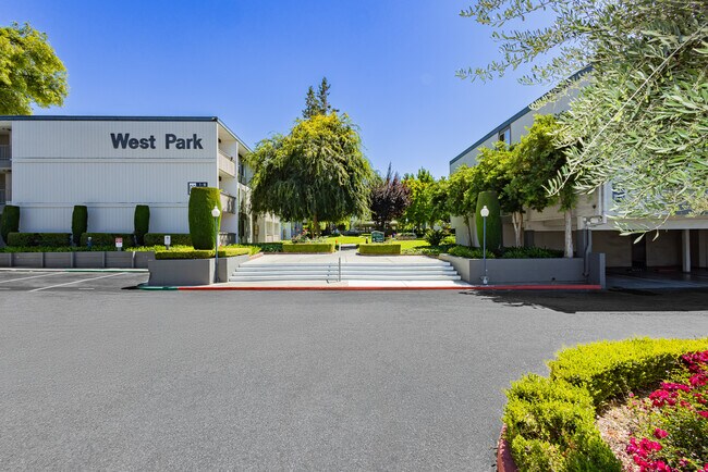 West Park Apartments in San Jose, CA - Foto de edificio - Building Photo