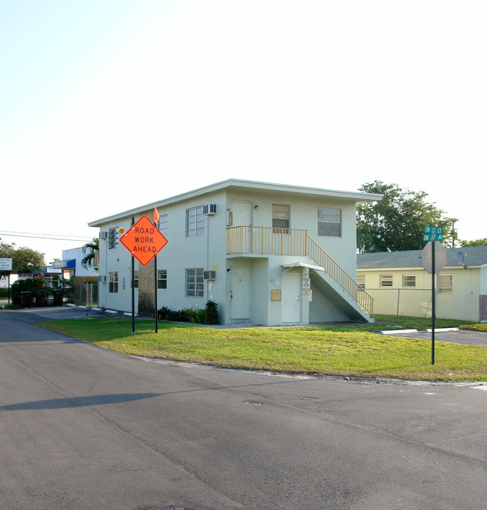 3651 SW 13 Ct in Fort Lauderdale, FL - Foto de edificio