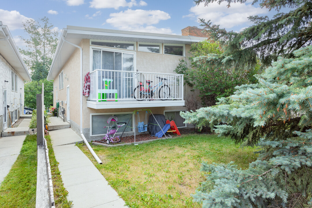 1626 39 St SW in Calgary, AB - Building Photo