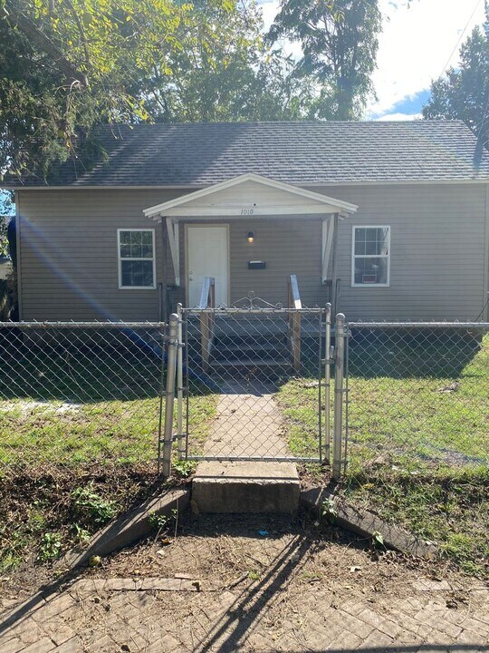 1010 W Scott St in Springfield, MO - Building Photo
