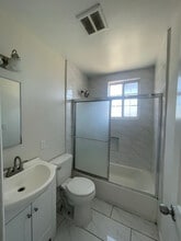 9506 Ramona St, Unit 3 in Bellflower, CA - Foto de edificio - Building Photo