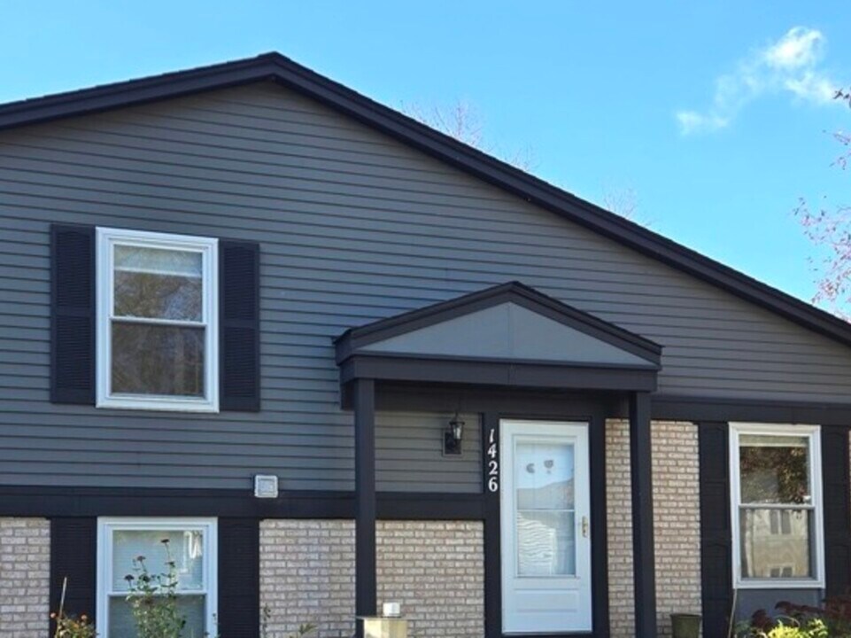 1426 W Inverrary Ln in Deerfield, IL - Building Photo