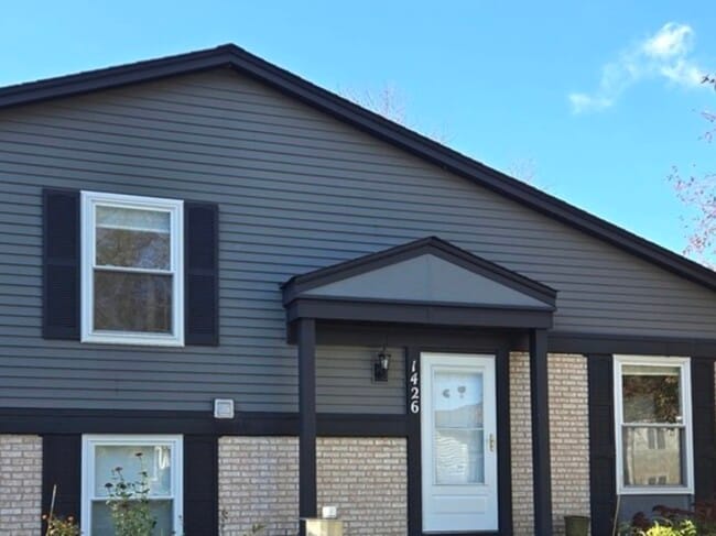 property at 1426 W Inverrary Ln