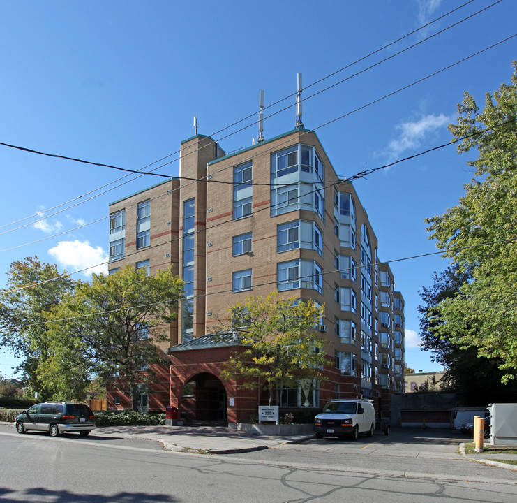 Perry Terrace in Whitby, ON - Building Photo