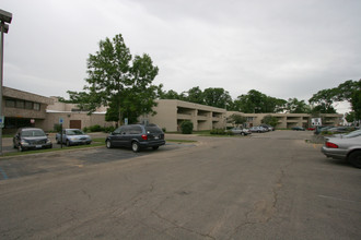 Collier Garden Apartments in Rockford, IL - Building Photo - Building Photo