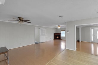 300 Wildwood St in Mary Esther, FL - Building Photo - Building Photo