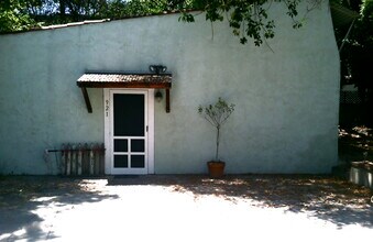 921 Westmount Dr, Unit 921 in West Hollywood, CA - Building Photo - Building Photo