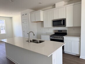 563 Yosemite Wy in Mundelein, IL - Building Photo - Building Photo