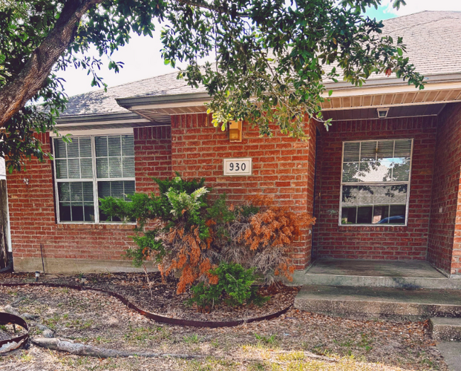 property at 930 Crepe Myrtle St