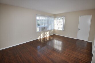 12807 Burbank Blvd in Los Angeles, CA - Building Photo - Building Photo