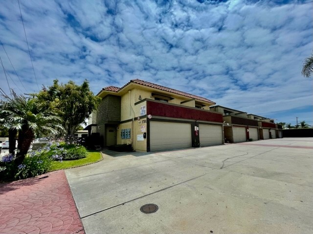 17181 Elm Ln in Huntington Beach, CA - Building Photo