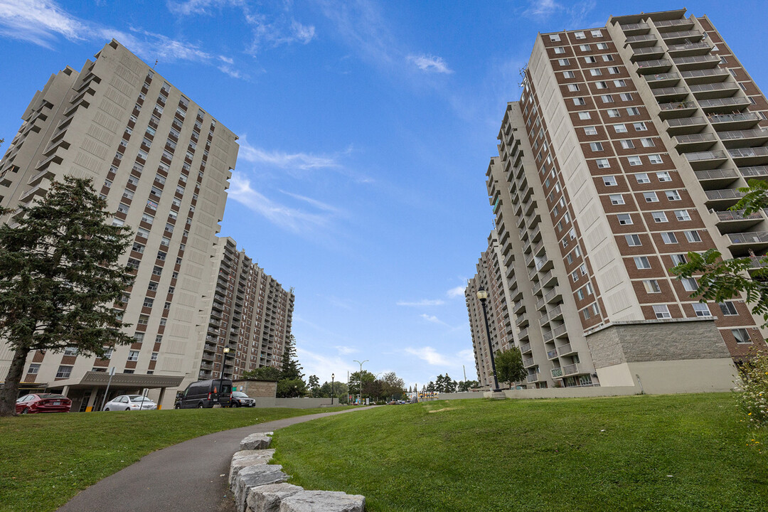 Highland Towers Apartments in Whitby, ON - Building Photo