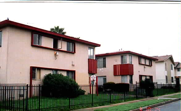 10219 Darby Ave in Inglewood, CA - Building Photo