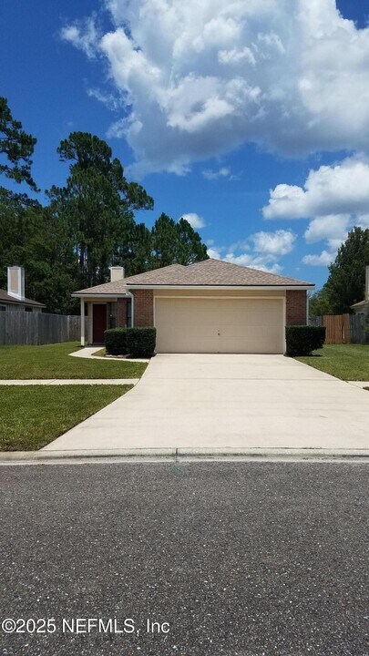 1911 Hunters Trace Cir in Middleburg, FL - Building Photo