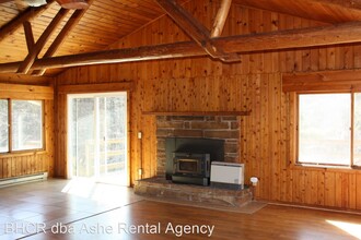 109 Forest Lake Ln in West Jefferson, NC - Building Photo - Building Photo