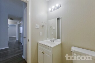 2029 W Grove Ln in Grand Prairie, TX - Foto de edificio - Building Photo