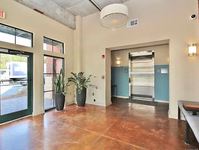 626 N Graham St, Unit 306 in Charlotte, NC - Building Photo - Building Photo