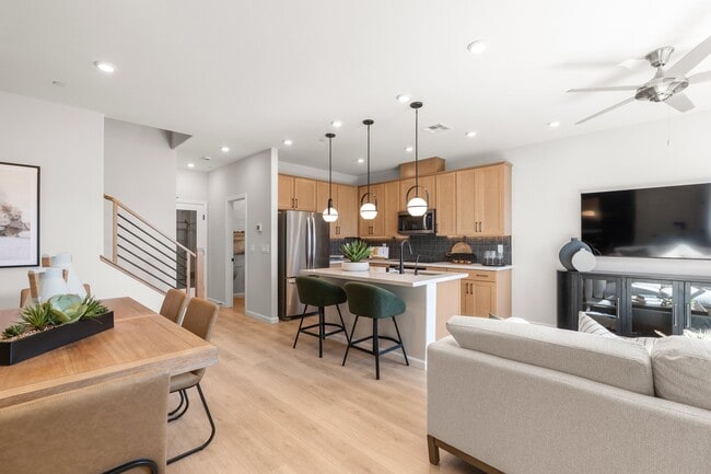 1990 Hydrangea Pl in Las Vegas, NV - Building Photo - Building Photo