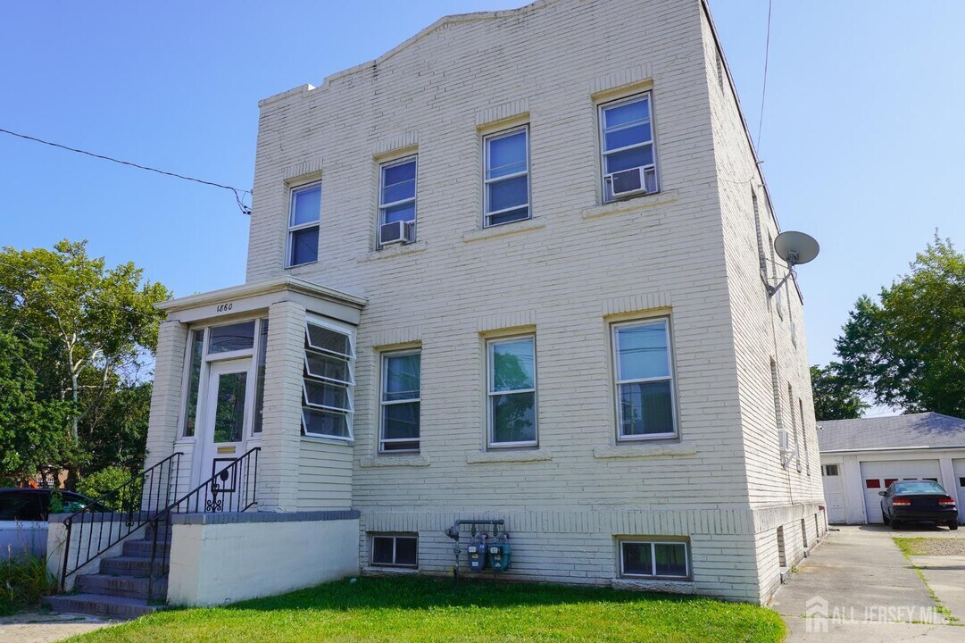1860 Woodbridge Ave in Edison, NJ - Building Photo