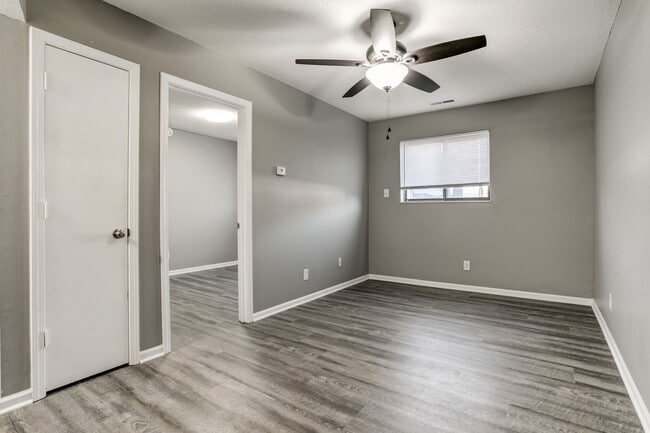 Glen Oaks Apartments in Kansas City, KS - Building Photo - Building Photo