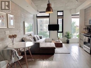 111 Bathurst St in Toronto, ON - Building Photo - Building Photo