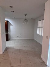 9801 NW 9th St in Miami, FL - Foto de edificio - Building Photo