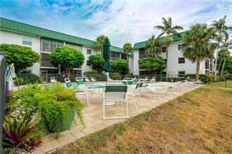 3030 Binnacle Dr in Naples, FL - Building Photo - Building Photo