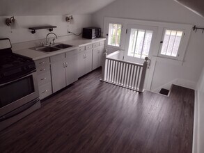 315 State Ave, Unit Upper in St. Charles, IL - Foto de edificio - Building Photo