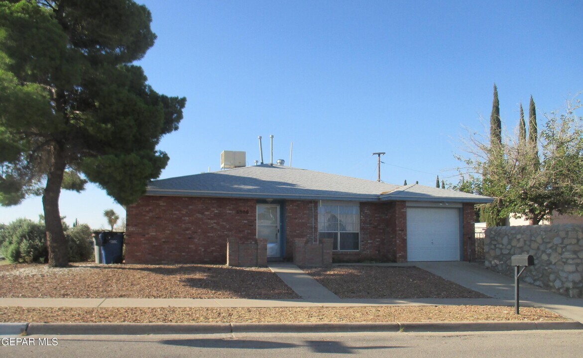 6900 Pamlico Dr in El Paso, TX - Building Photo