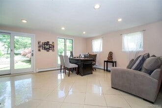 2 Thorne Ct in Bethpage, NY - Foto de edificio - Building Photo