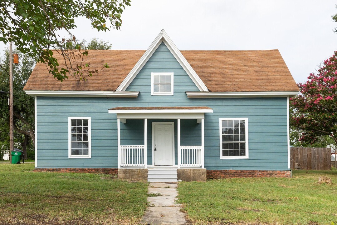 206 S Cleveland St in Meridian, TX - Building Photo