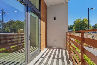 LUELLA in Sacramento, CA - Foto de edificio - Building Photo