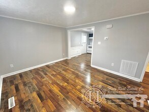 201 E Gilbreath St, Unit A in Graham, NC - Foto de edificio - Building Photo