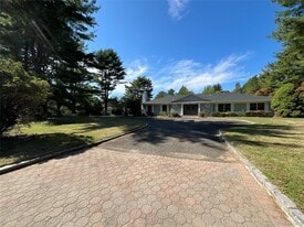11 Geralind Dr in Syosset, NY - Building Photo
