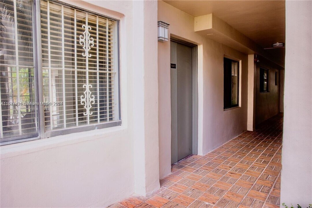 8540 SW 133rd Avenue Rd in Miami, FL - Building Photo