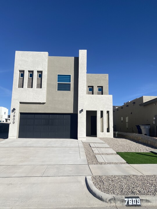 7809 Enchanted Park Dr in El Paso, TX - Building Photo