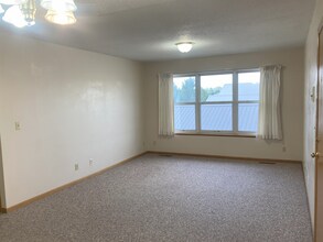 1603 Breca Ridge Dr, Unit 222A in Anamosa, IA - Building Photo - Building Photo