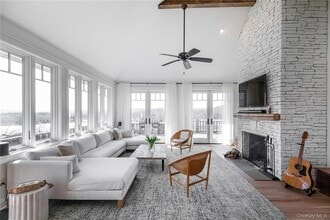 121 Quaker Hill Rd in Pawling, NY - Building Photo - Building Photo