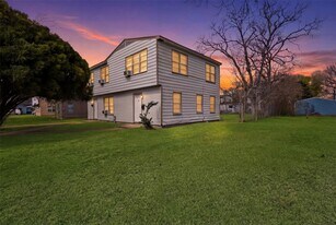 1228 6th Ave N in Texas City, TX - Building Photo